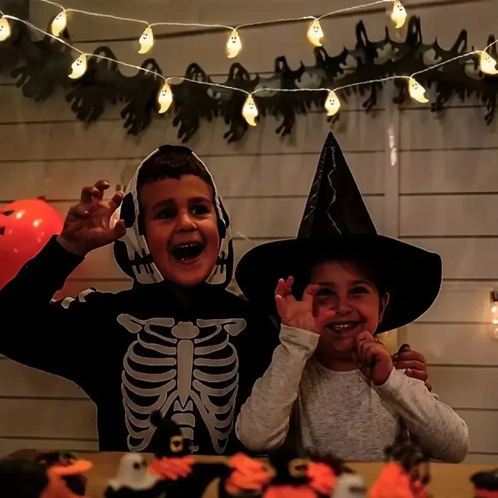 Choinkowe lampki Halloween z uśmiechniętymi twarzami, ciepła biel