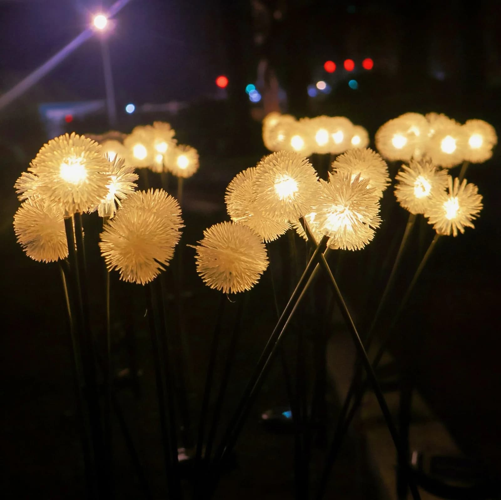 Wodoodporna solarna lampa ogrodowa z pluszowym mleczykiem