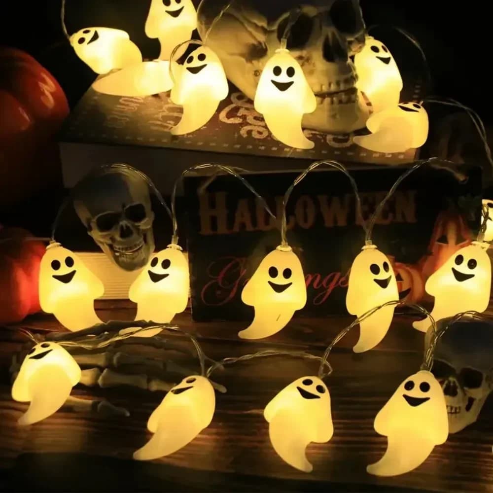 Choinkowe lampki Halloween z uśmiechniętymi twarzami, ciepła biel